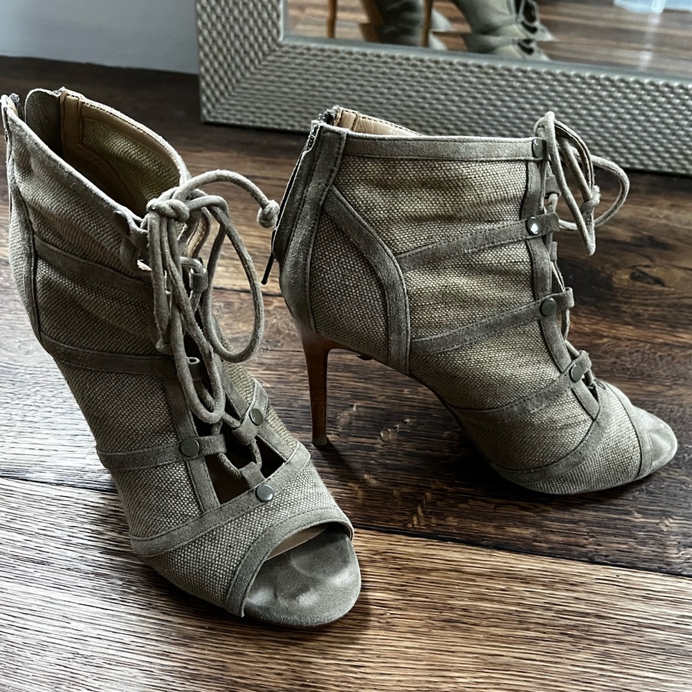Banana Republic Khaki Lace Up Heels